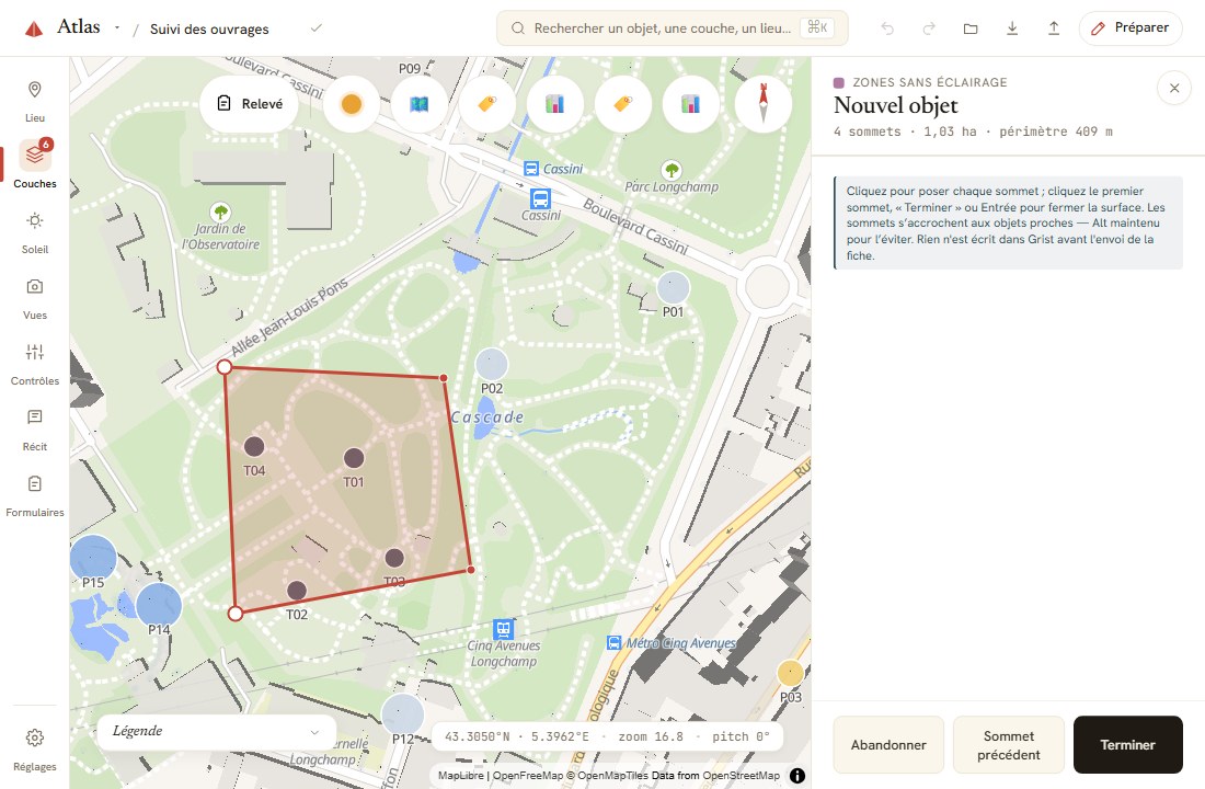 Une surface en cours de tracé sur la carte, avec son aire et son périmètre en direct
