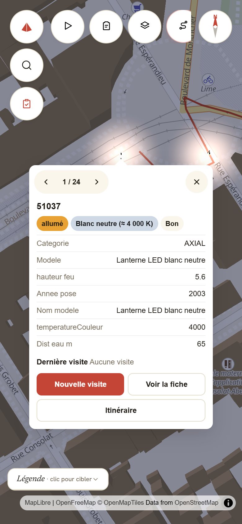 La fiche d’un luminaire d’une tournée sur un téléphone, avec les flèches vers l’ouvrage suivant