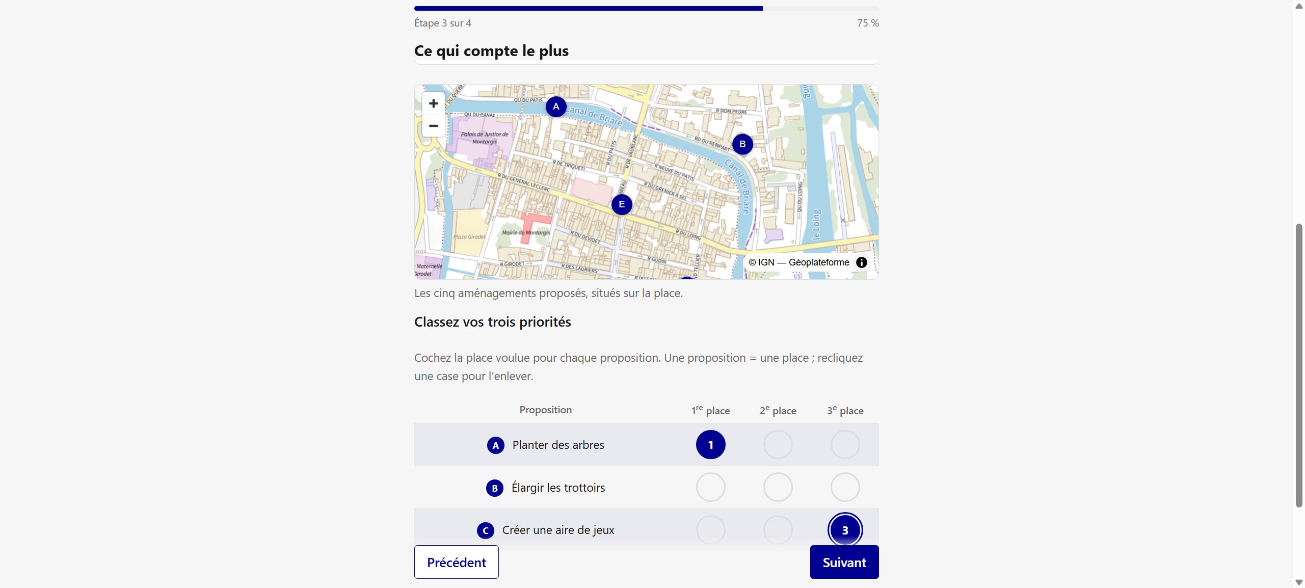 La carte situe les propositions, et chaque lettre se retrouve dans la grille. Toucher un repère désigne sa ligne ; le rang choisi s’écrit dans le rond.